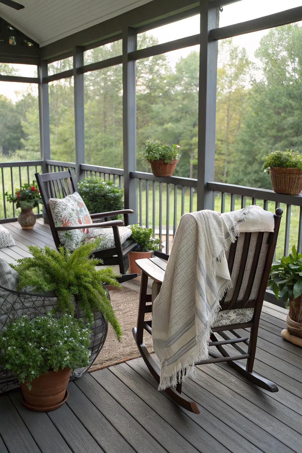 A design of classic comfort for your screened-in deck.