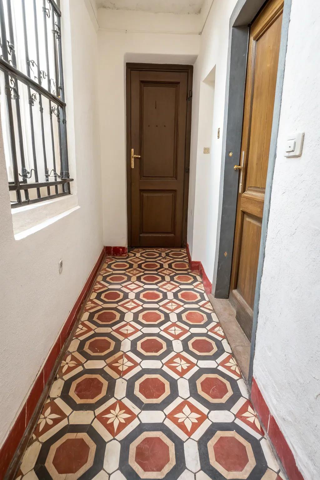 Striking Geometric Hexagon Coverings in a Small Entryway