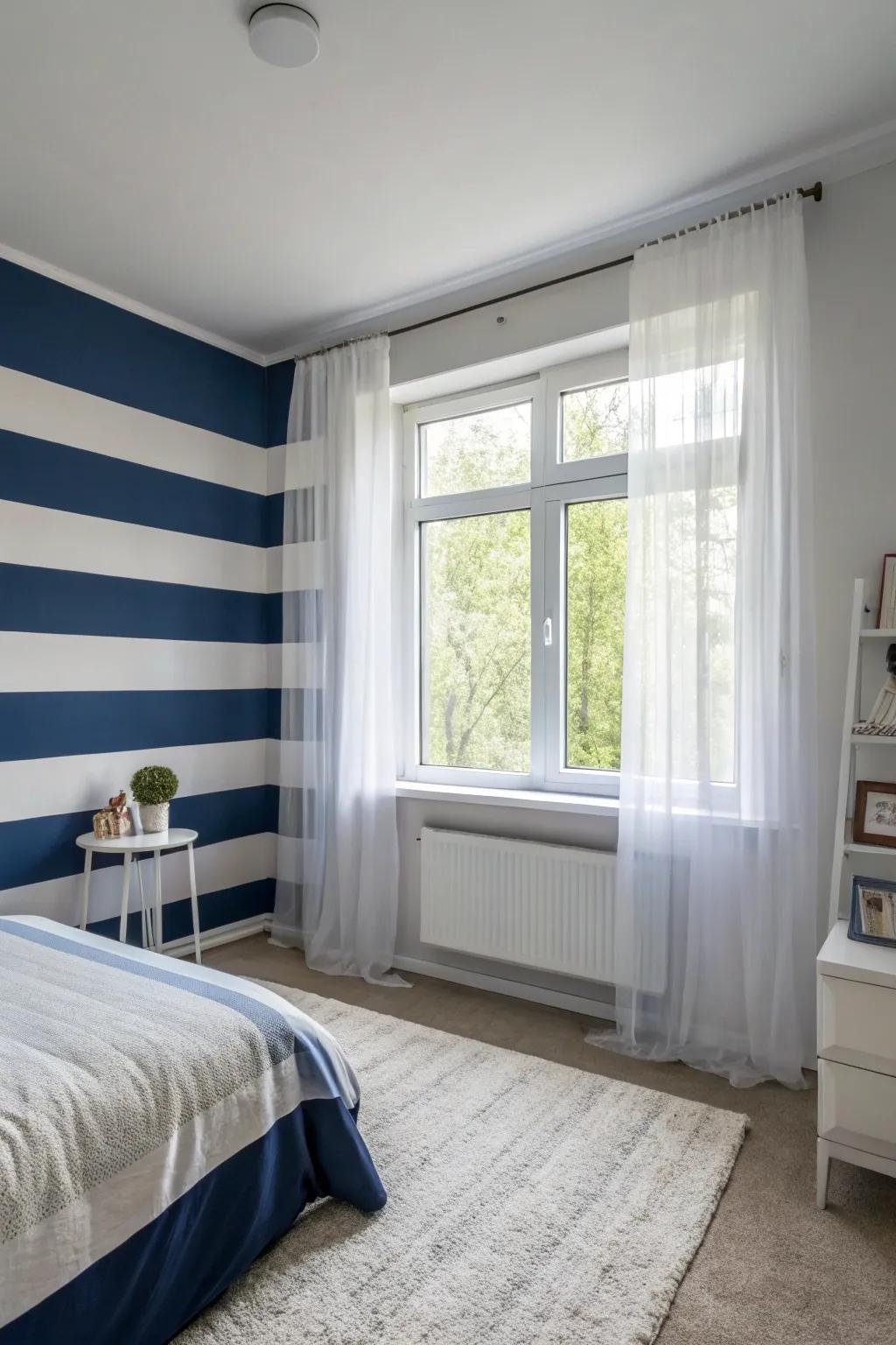 A bedroom featuring navy blue and white walls, which creates an atmosphere that is both classic and refreshing.