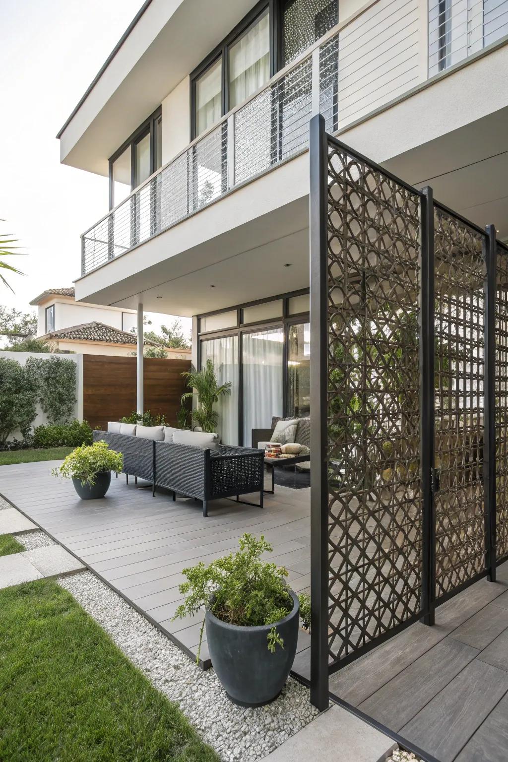 Minimalist weave segments proffer sleek space division on your patio.