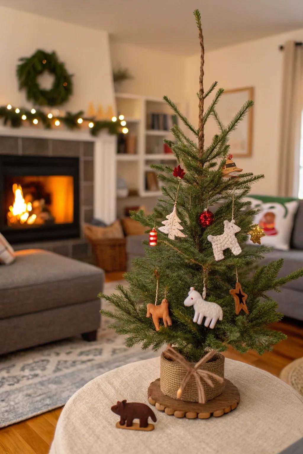 An enjoyable woodland-themed Christmas tree for a table.