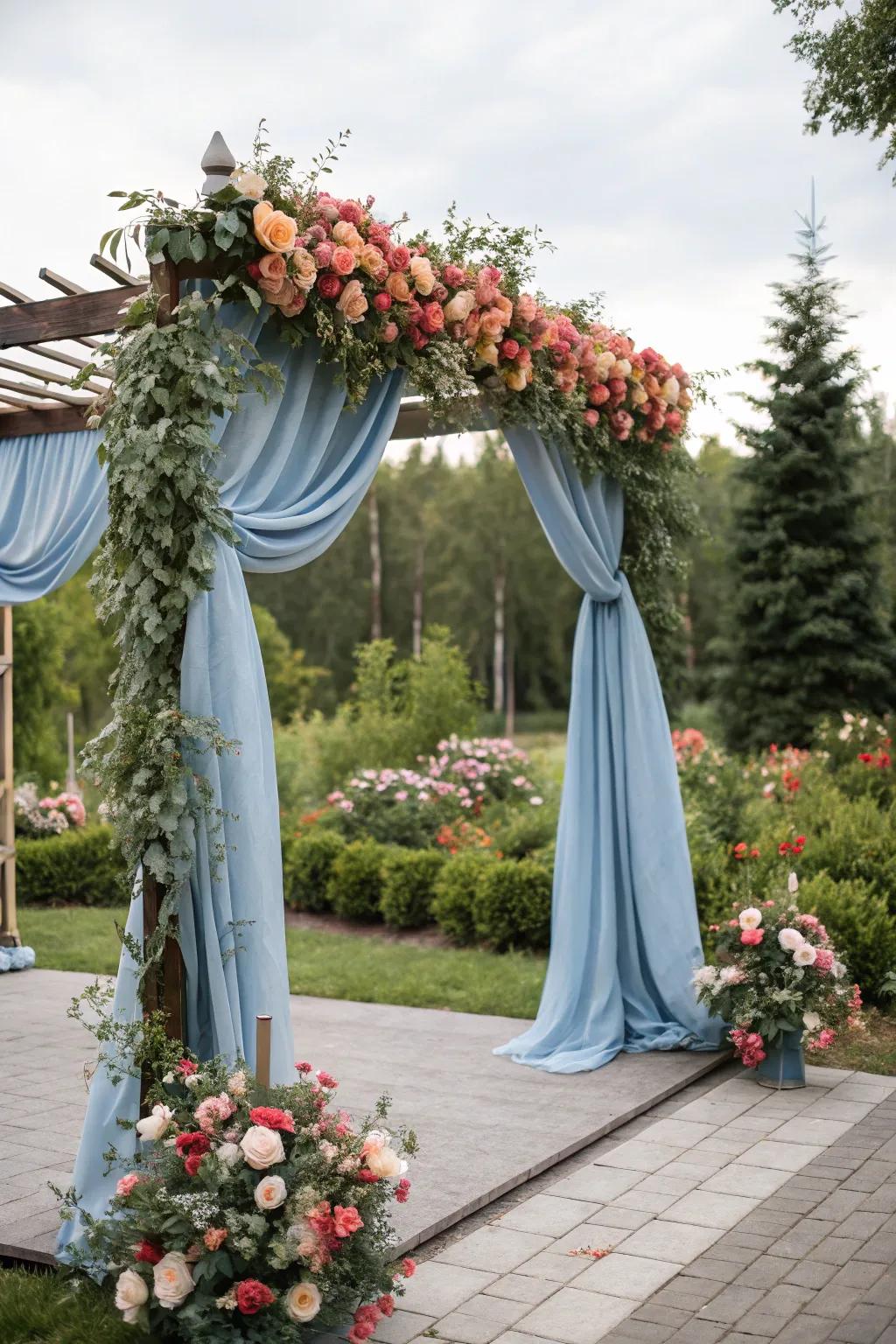 A stunning wedding arch exhibiting hazy azure specifics, forging a memorable ceremony backdrop.