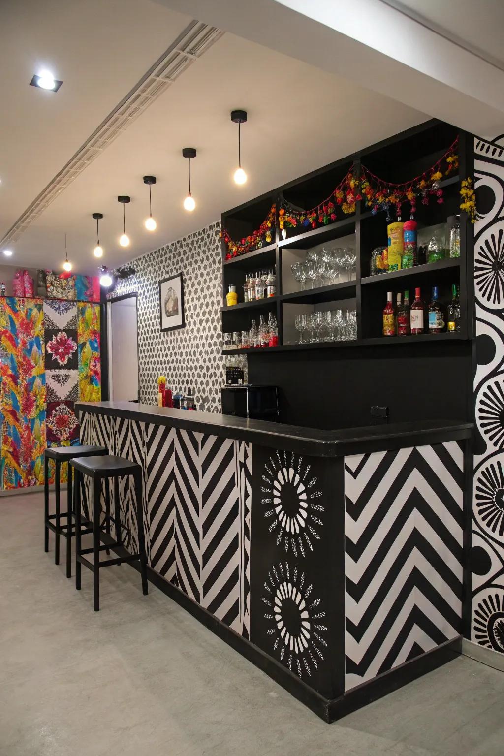 Black and white motifs deliver a cultured and ageless impression for your wall bar.