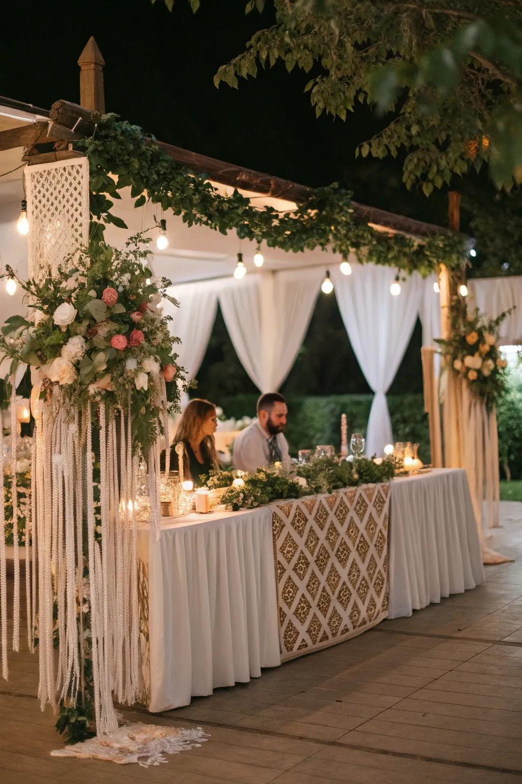 Knotted accents bringing a bohemian touch to the head table.