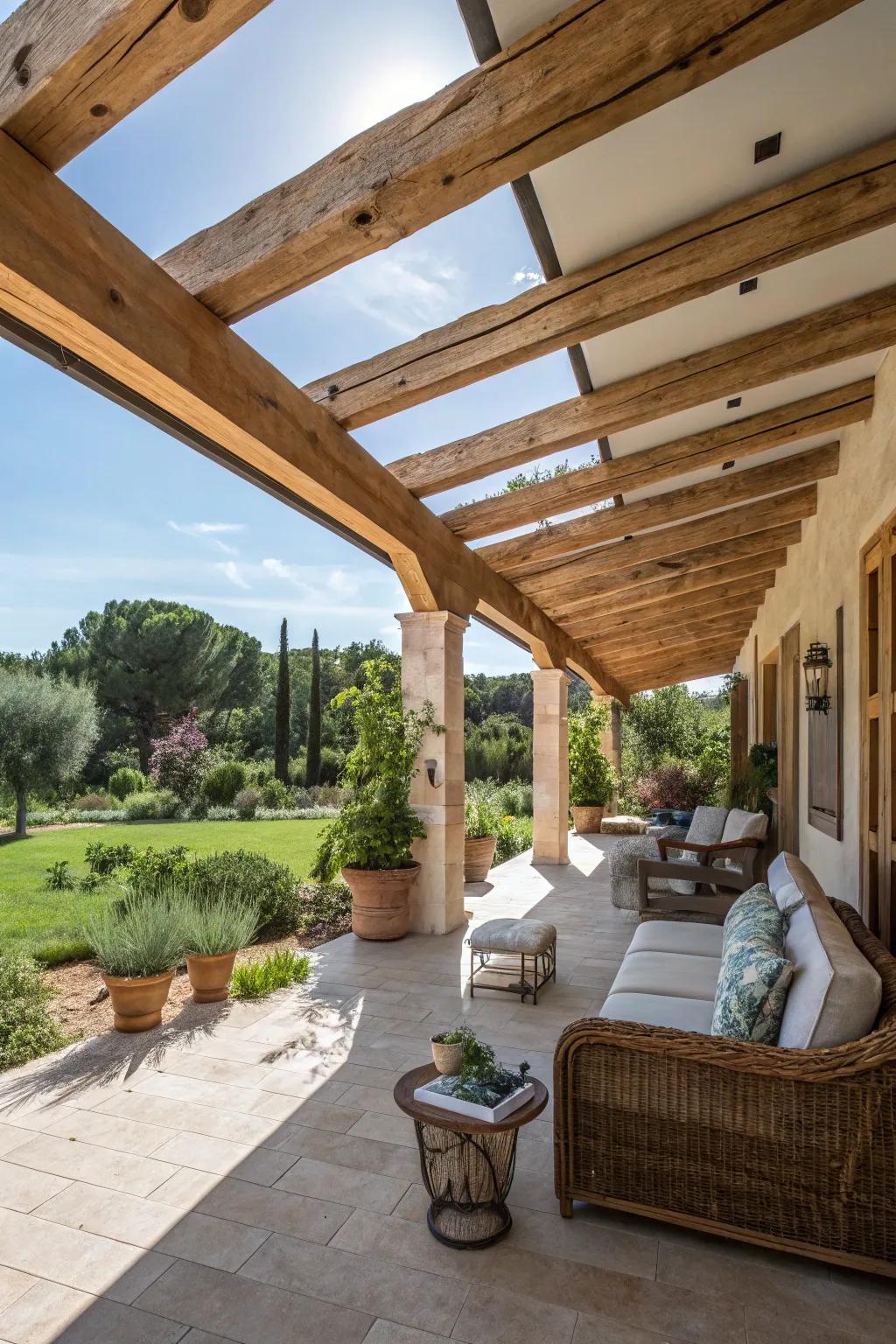 With beams, a smooth transition from indoor to outdoor spaces is achieved.