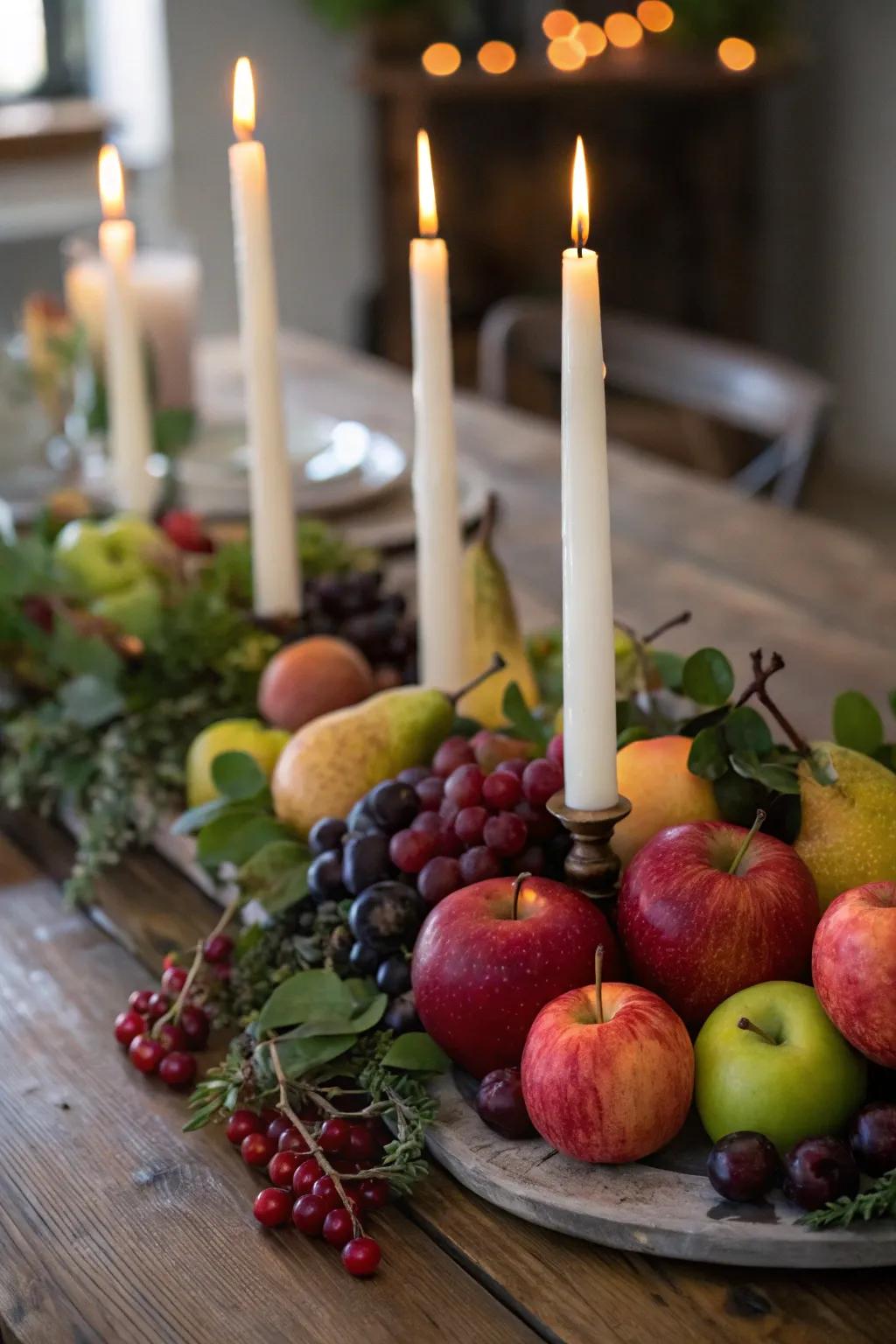 A bright centerpiece blending candles and seasonal fruits.