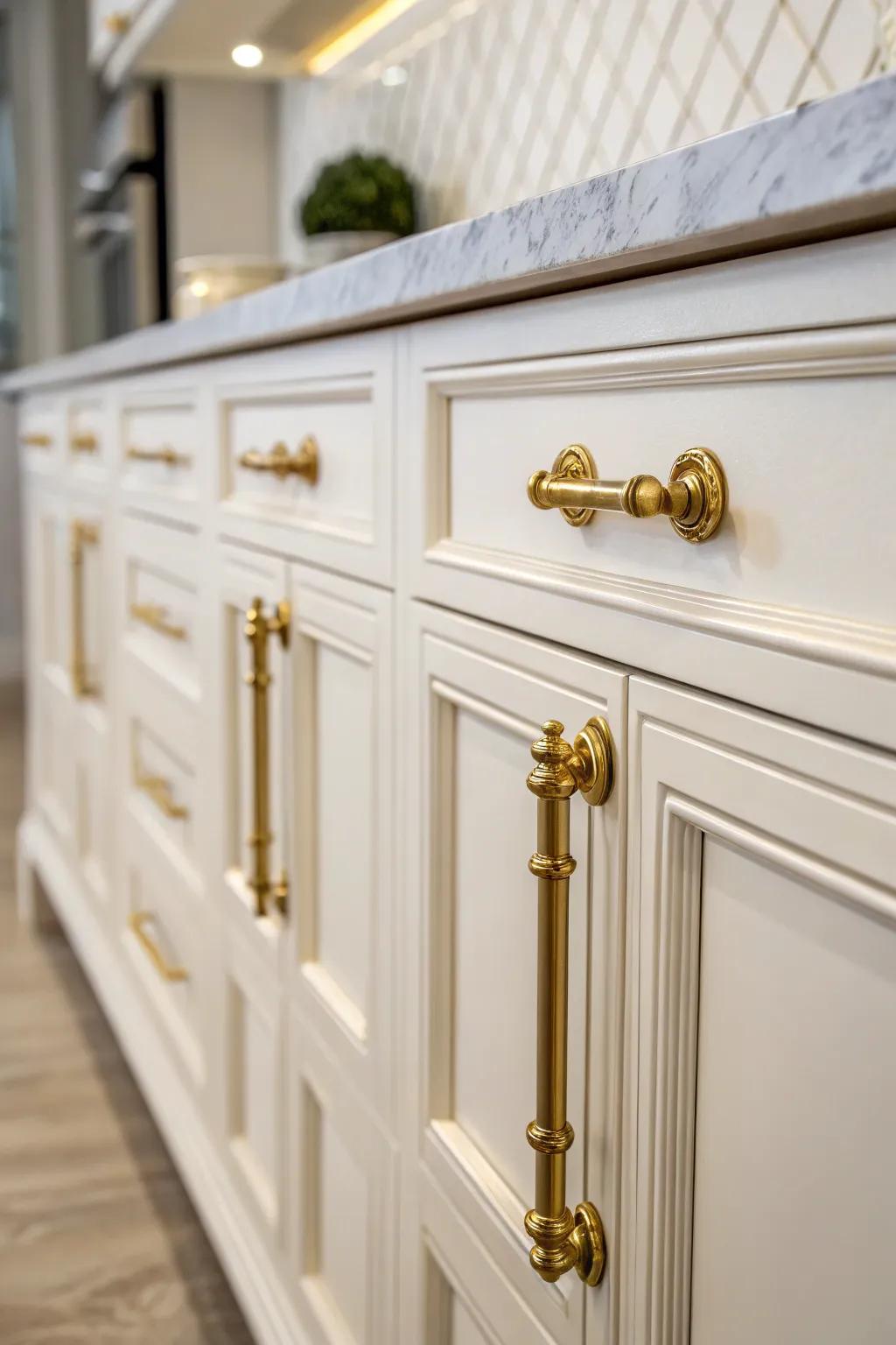 Gilded finish accessories introduce a hint of refinement and juxtaposition against ivory cabinetry.