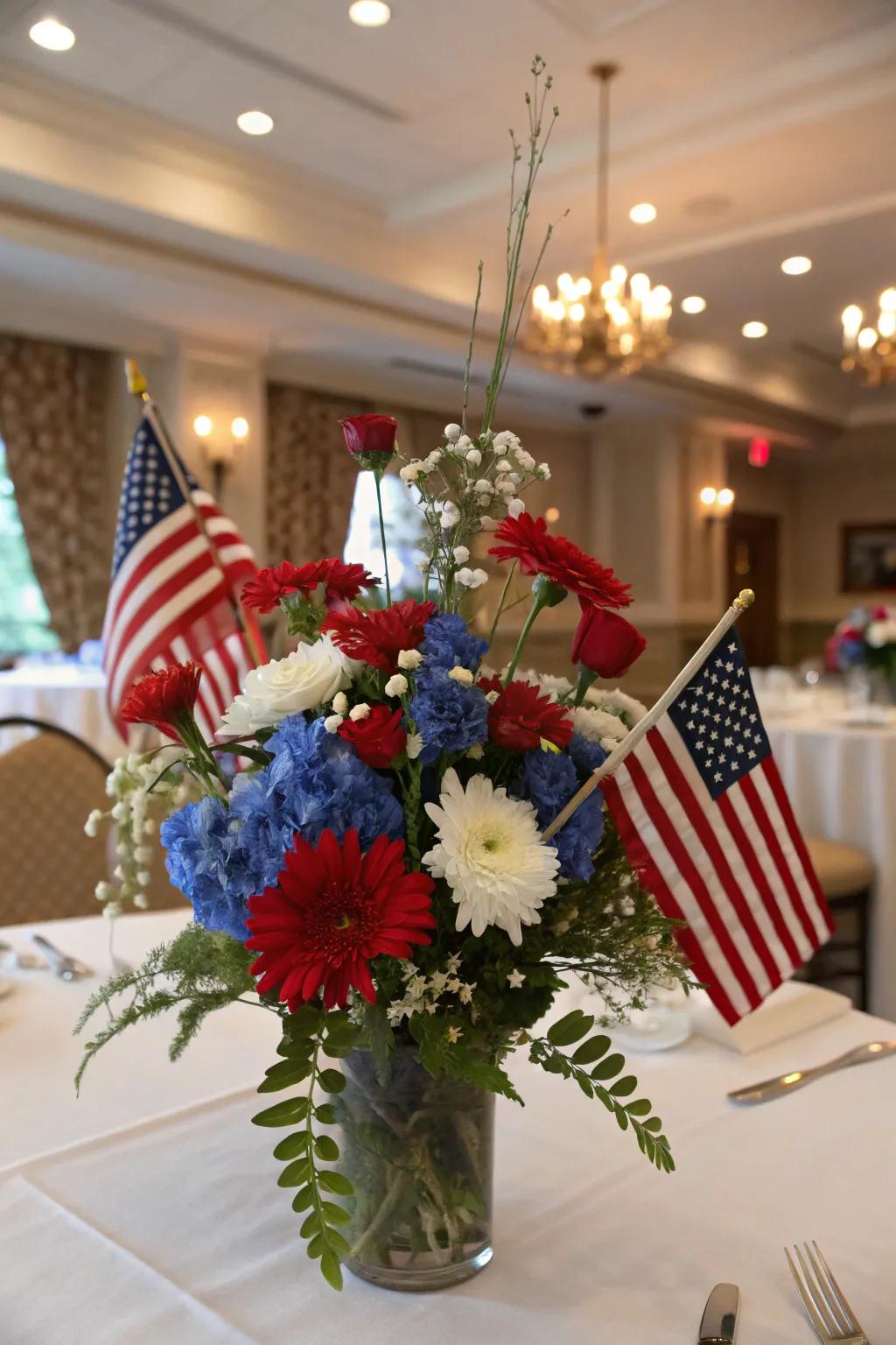 Floral table centerpieces with flags enrich your table with nationalistic style.