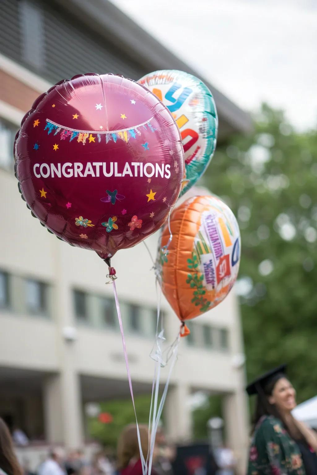 Customized balloons featuring the graduate's identity and special wishes.