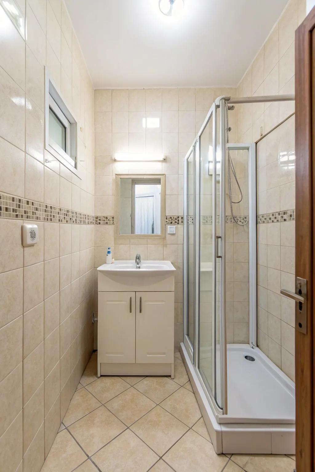 Light colors enhance the sense of space in small bathrooms.