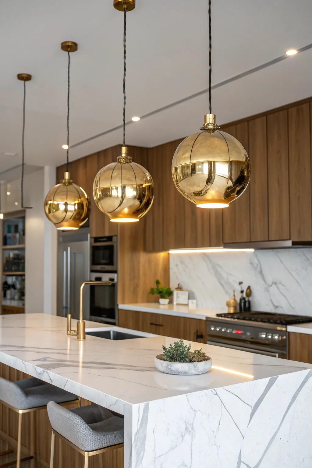 Gilded light installations contribute coziness and emphasis to your kitchen.