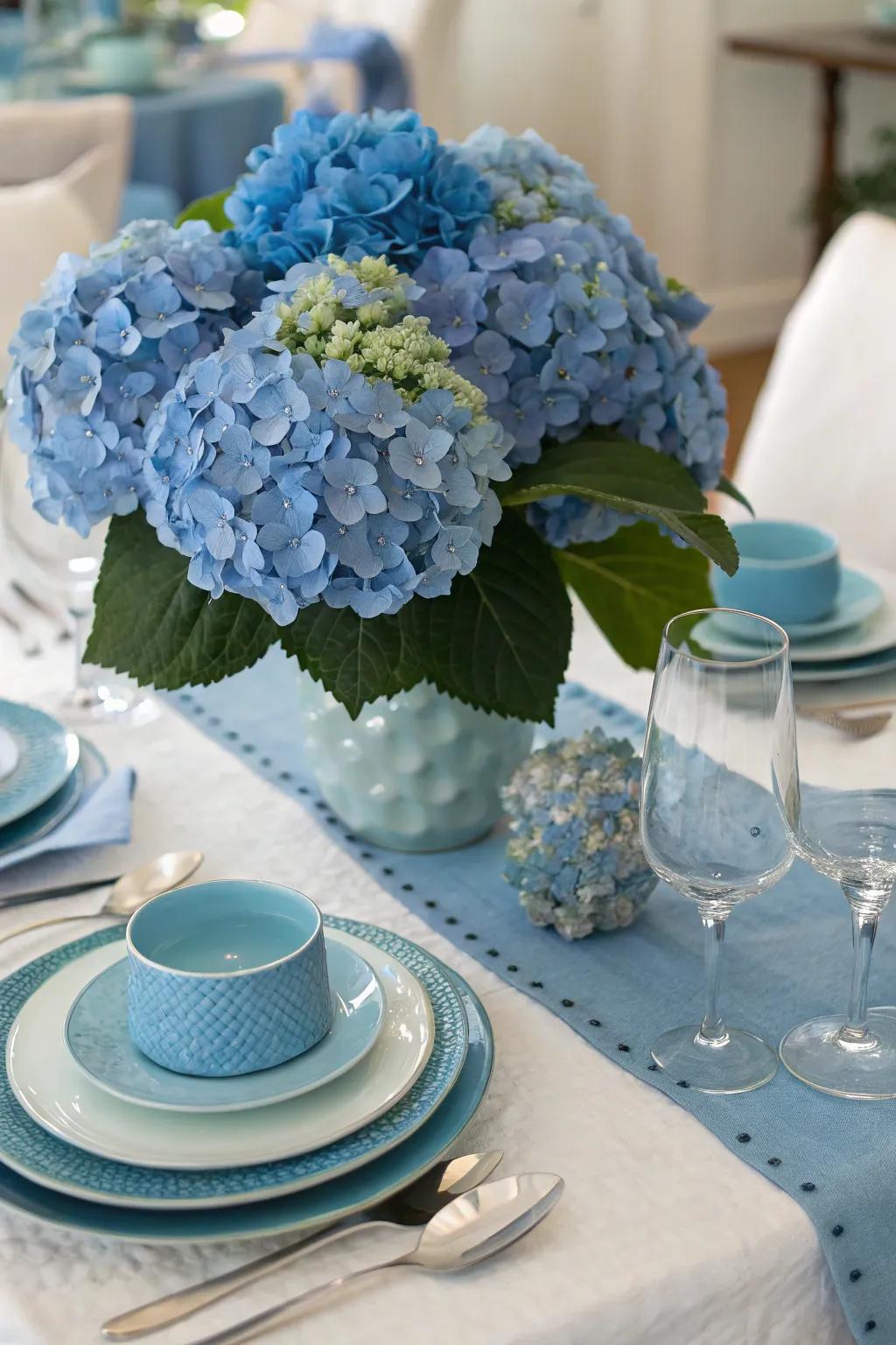 A themed table composition featuring azure highlights perfectly complements the hydrangeas.