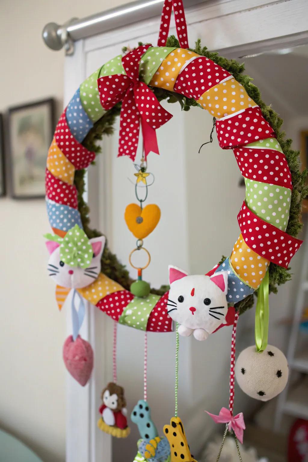 A playful spotted feline decorative loop with vintage charm.