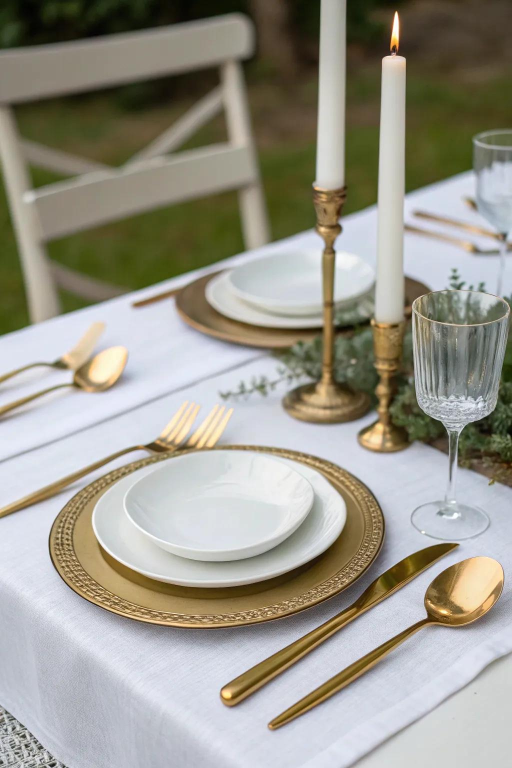 Ivory and gilded decor that introduces an element of luxury to the party.