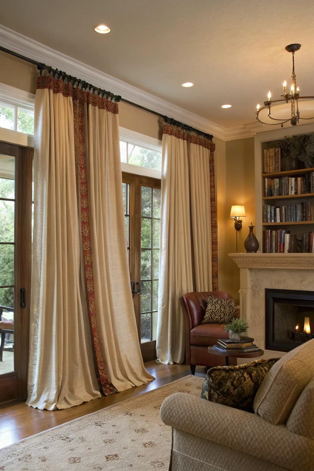 Varying curtain lengths enriches this comfortable living room with character and depth.