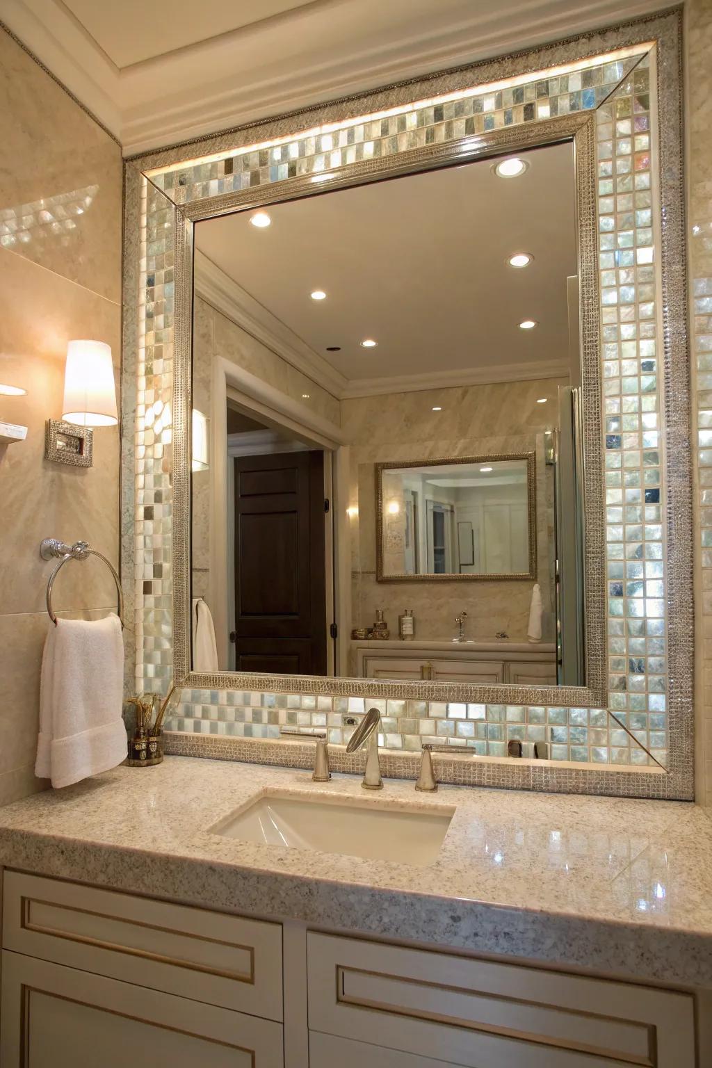 A nacre mirror frame introduces a touch of refinement and elegance.