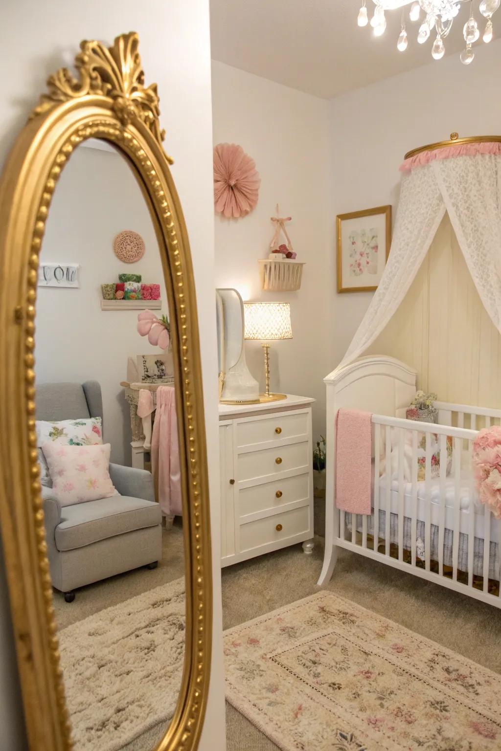 The nursery is subtly elevated by a mirror featuring golden accents, which introduces a hint of luxury.