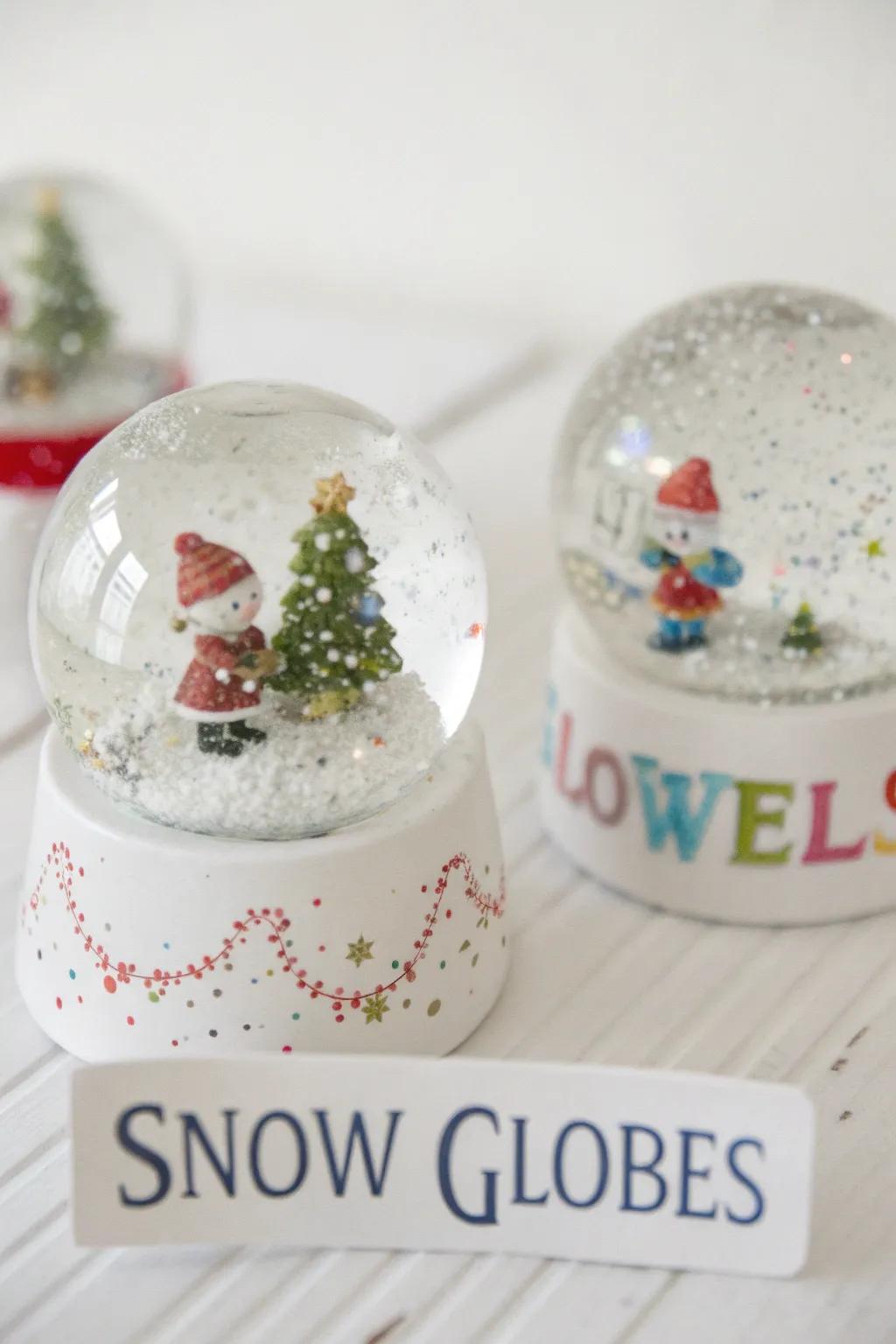 Bespoke snow globes inject a mesmerizing aspect into your table décor.