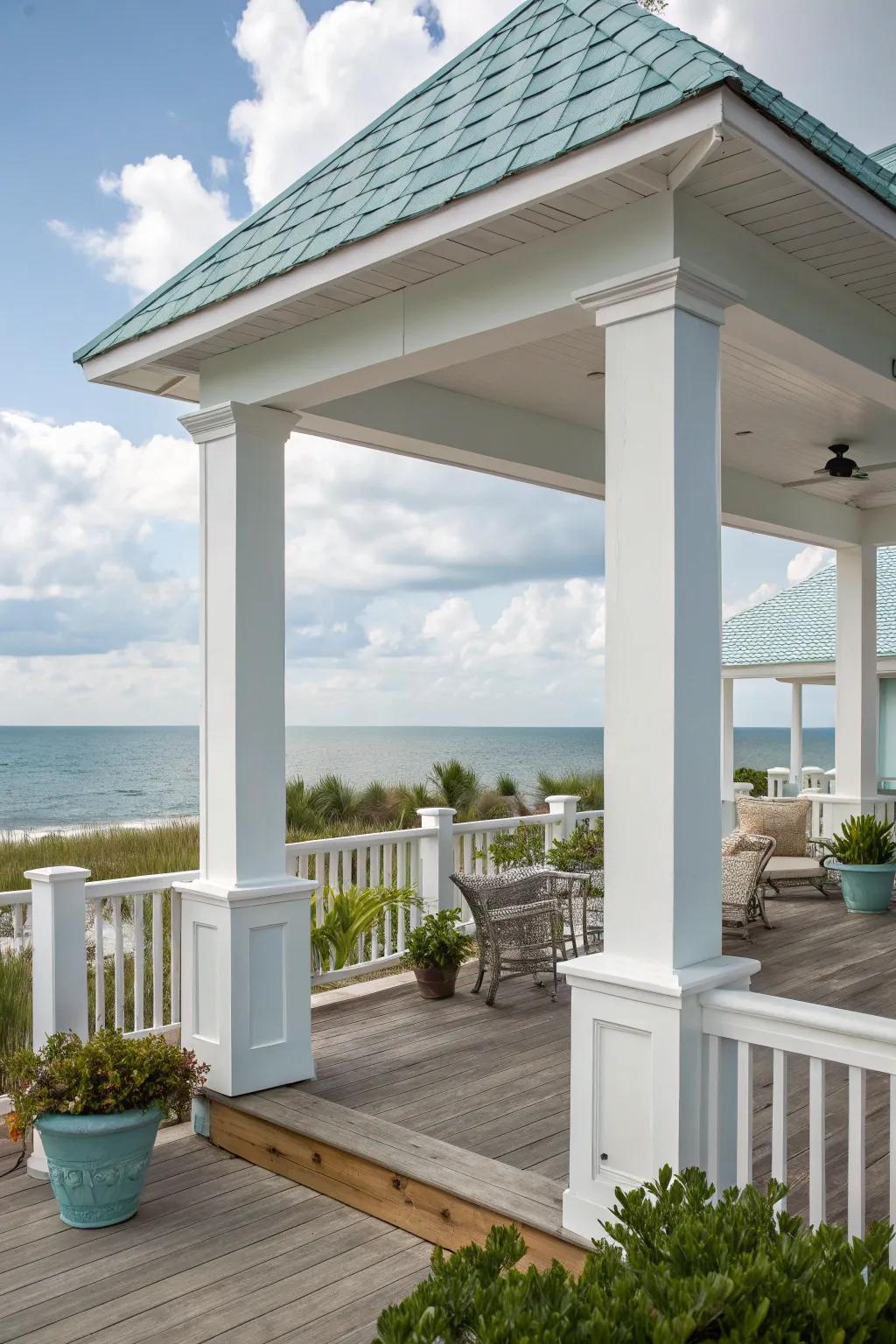 White-painted square columns evoke a peaceful coastal atmosphere.
